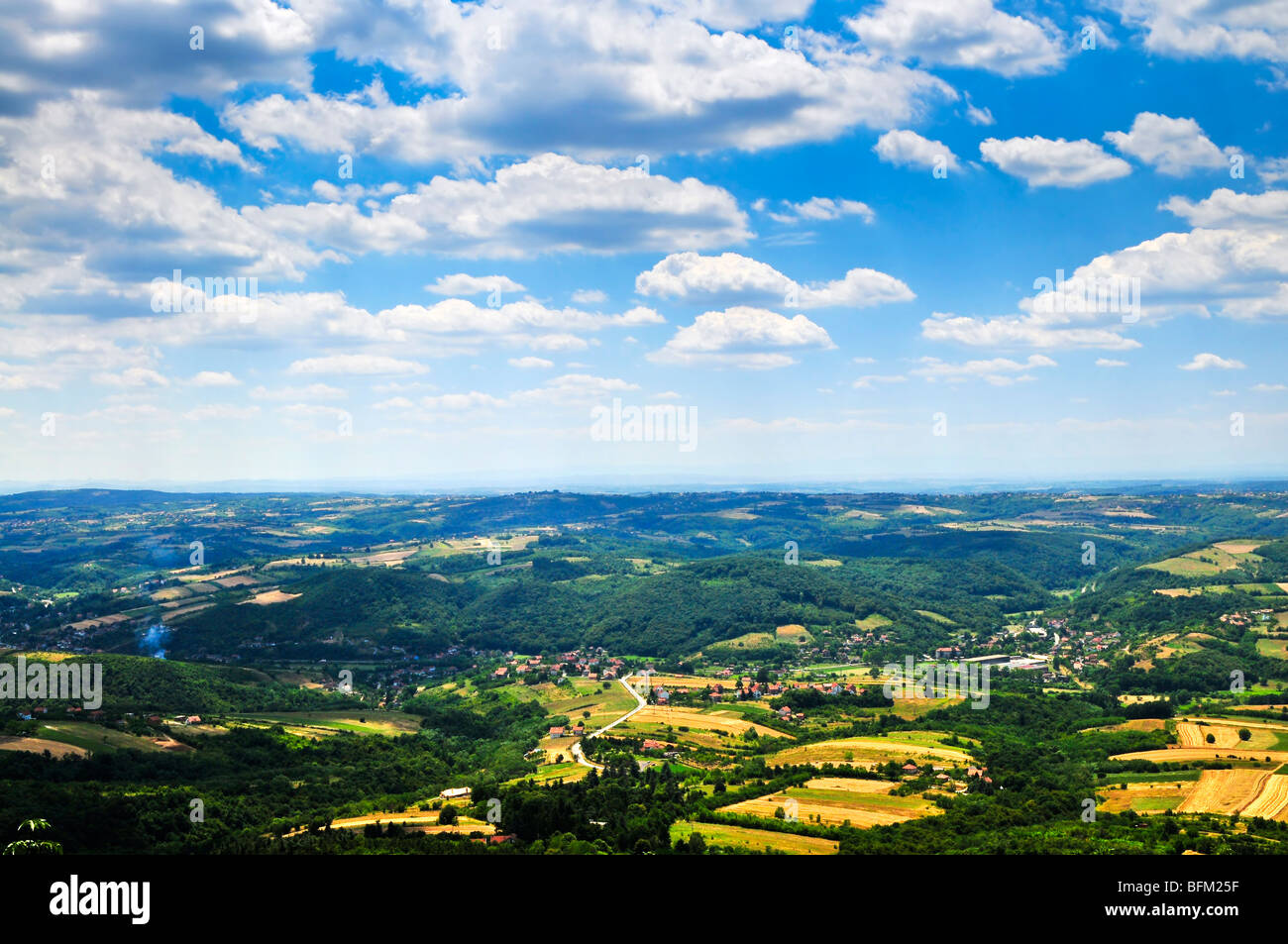 Vista del paesaggio rurale della campagna serba con fattorie e città Foto Stock