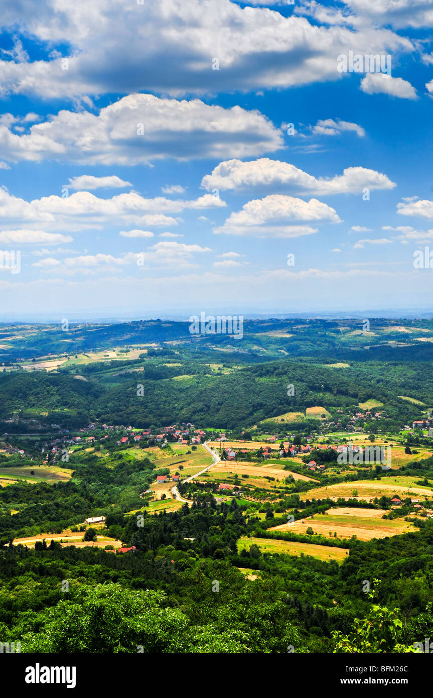 Vista del paesaggio rurale della campagna serba con fattorie e città Foto Stock