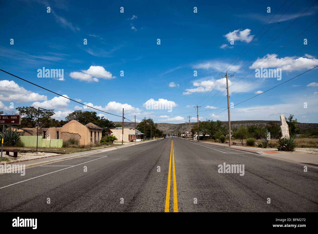 Svuotare autostrada attraverso la città di Sanderson Texas USA Foto Stock