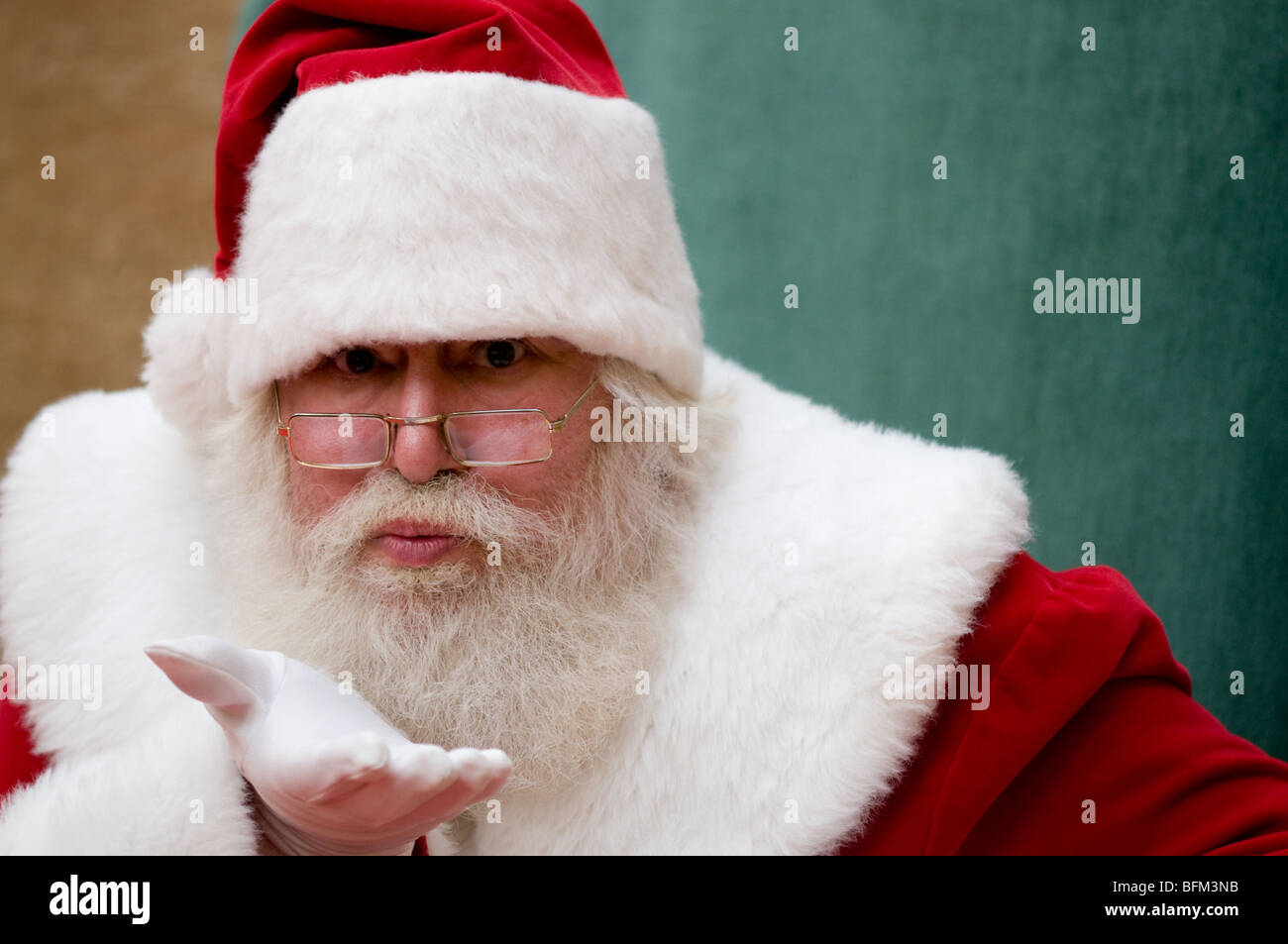 Modello dal vivo Santa Claus soffia un bacio Foto Stock