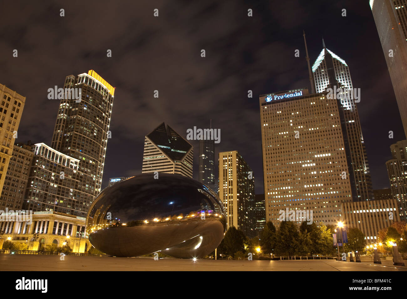 Il cloud gate o bean scultura di atrist Anish Kapoor AT&T Plaza in Millennium Park di Chicago di notte Foto Stock