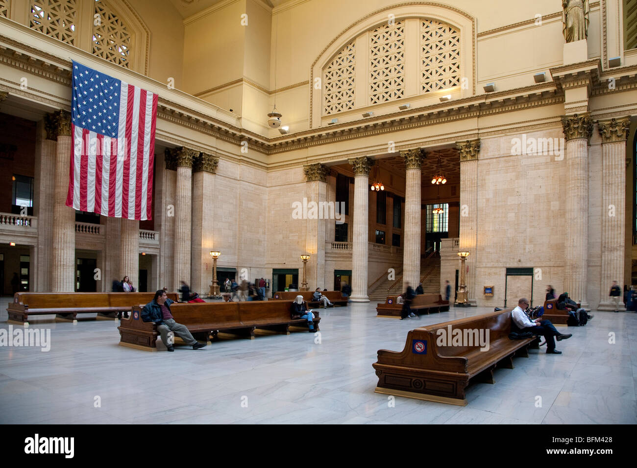 Gli ornati Beaux-Arts principale sala di attesa conosciuta come la grande sala in Union Station a Chicago con grandi stelle e strisce noi bandiera Foto Stock