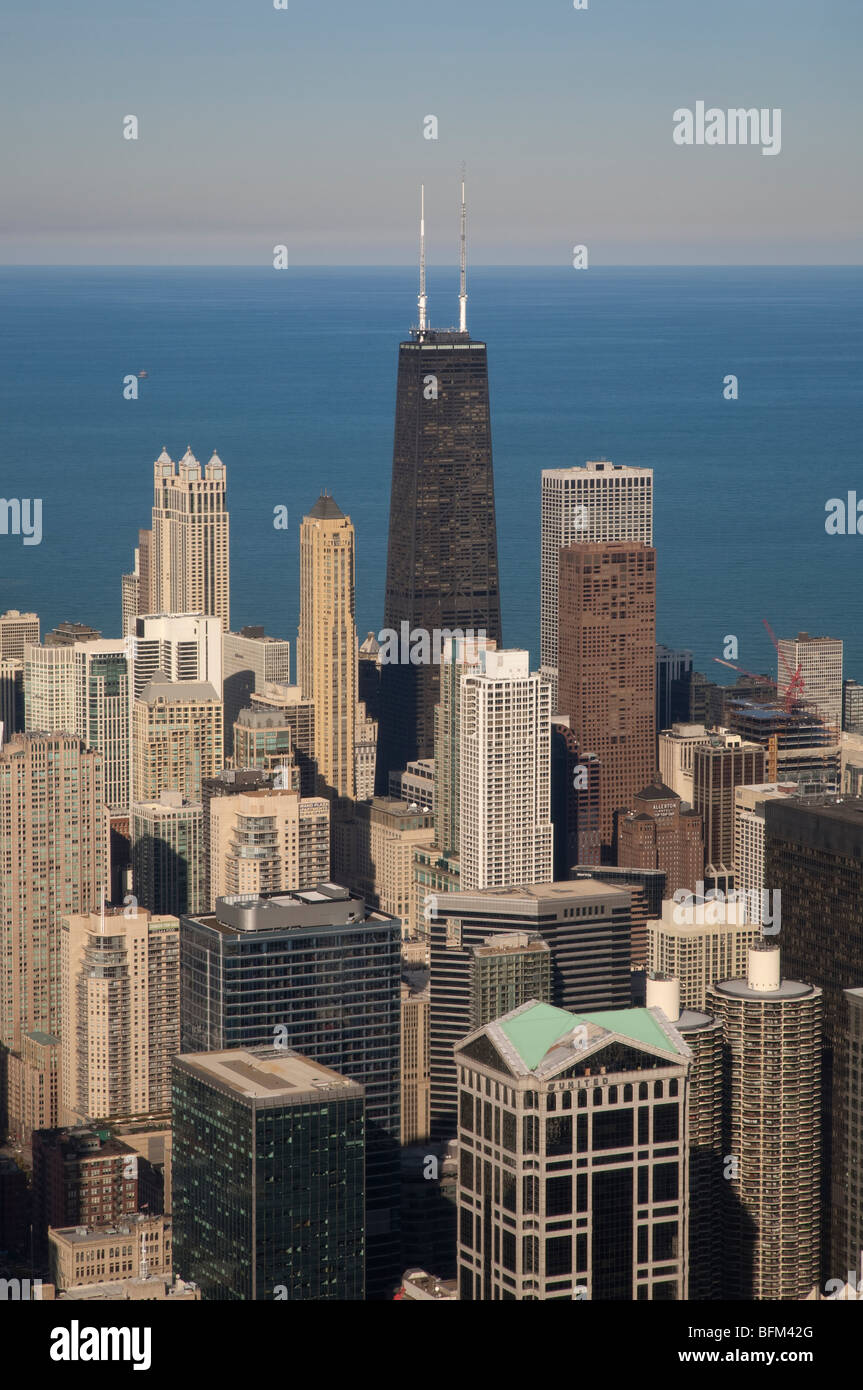 Il centro di Chicago e il John Hancock Center Tower con il lago Michigan dietro visto da Sears Willis Tower in una giornata di sole Foto Stock
