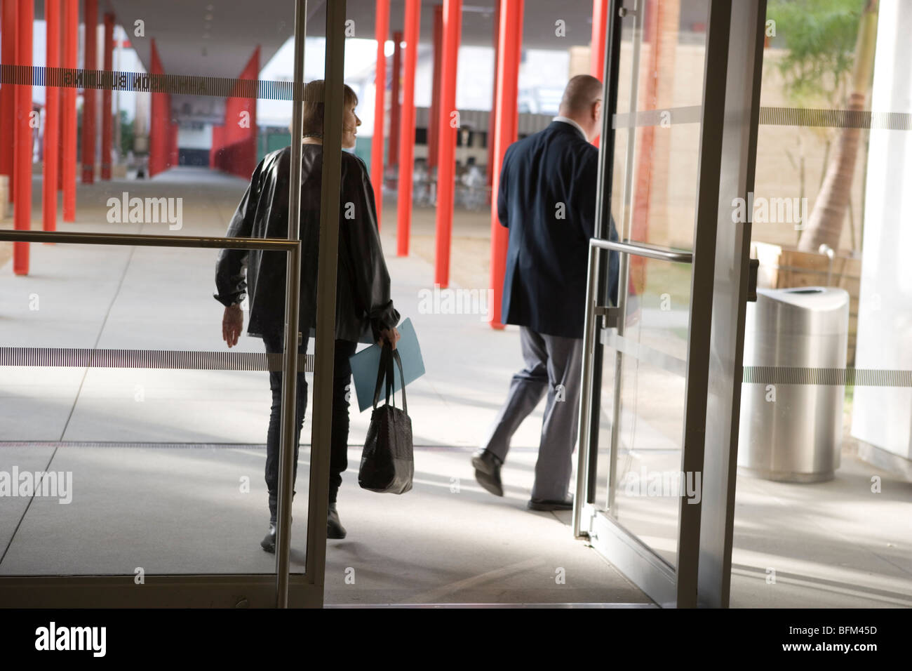 Due persone di lasciare un museo d'arte, LACMA di Los Angeles in California Foto Stock