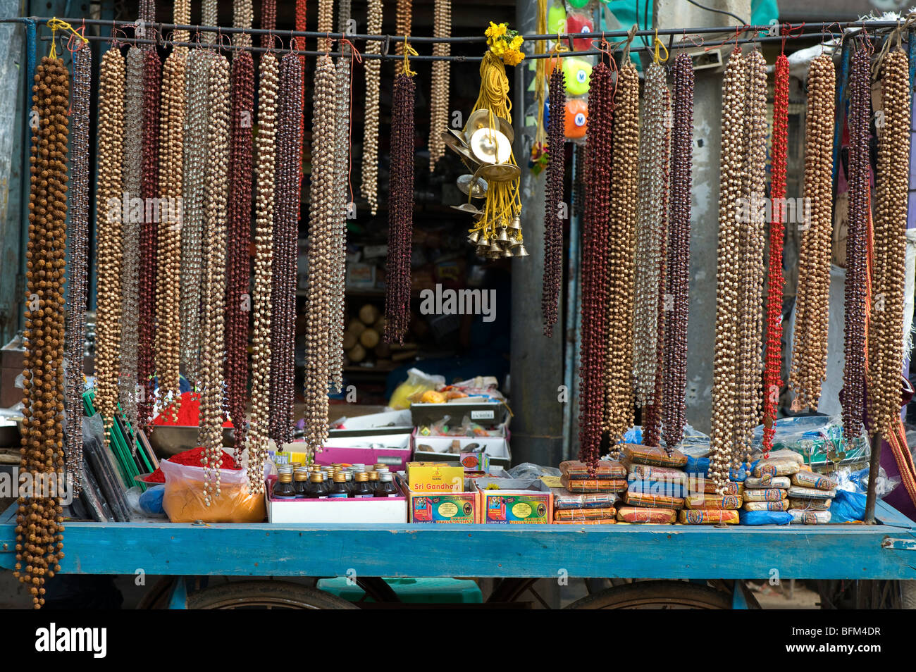 Japamala grani di preghiera su un mercato indiano in stallo. Andhra Pradesh, India Foto Stock