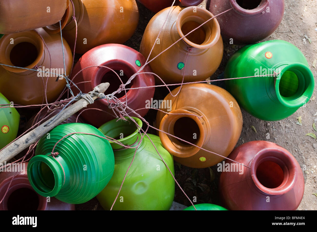 Indiano di plastica acqua portando vasi. Andhra Pradesh, India Foto Stock