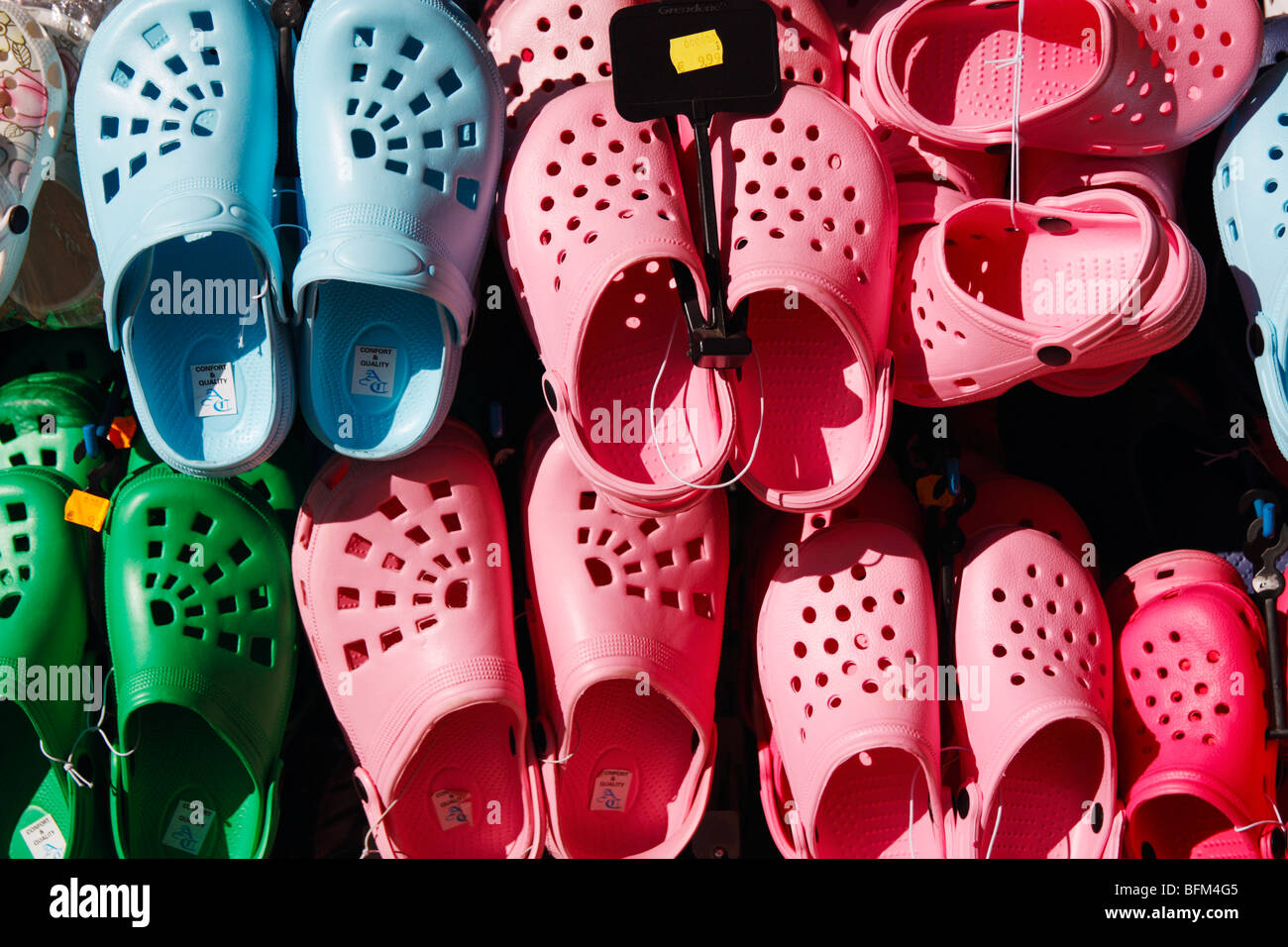 Croc sandali in stallo di mercato in Spagna Foto Stock
