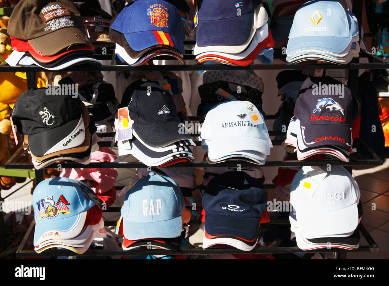 Il baseball mantelli con il designer del logo sul mercato in stallo la Spagna Foto Stock