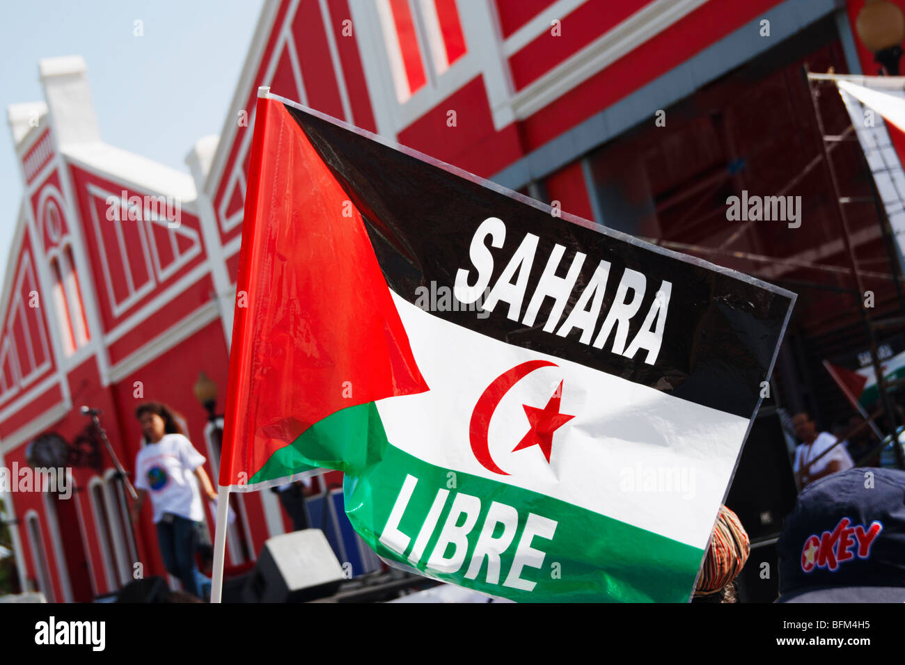 Le donne dal Sahara Occidentale portando bandiere dicendo "ahara Libre" (Sahara libero) a dimostrazione in Las Palmas de Gran Canaria. Foto Stock