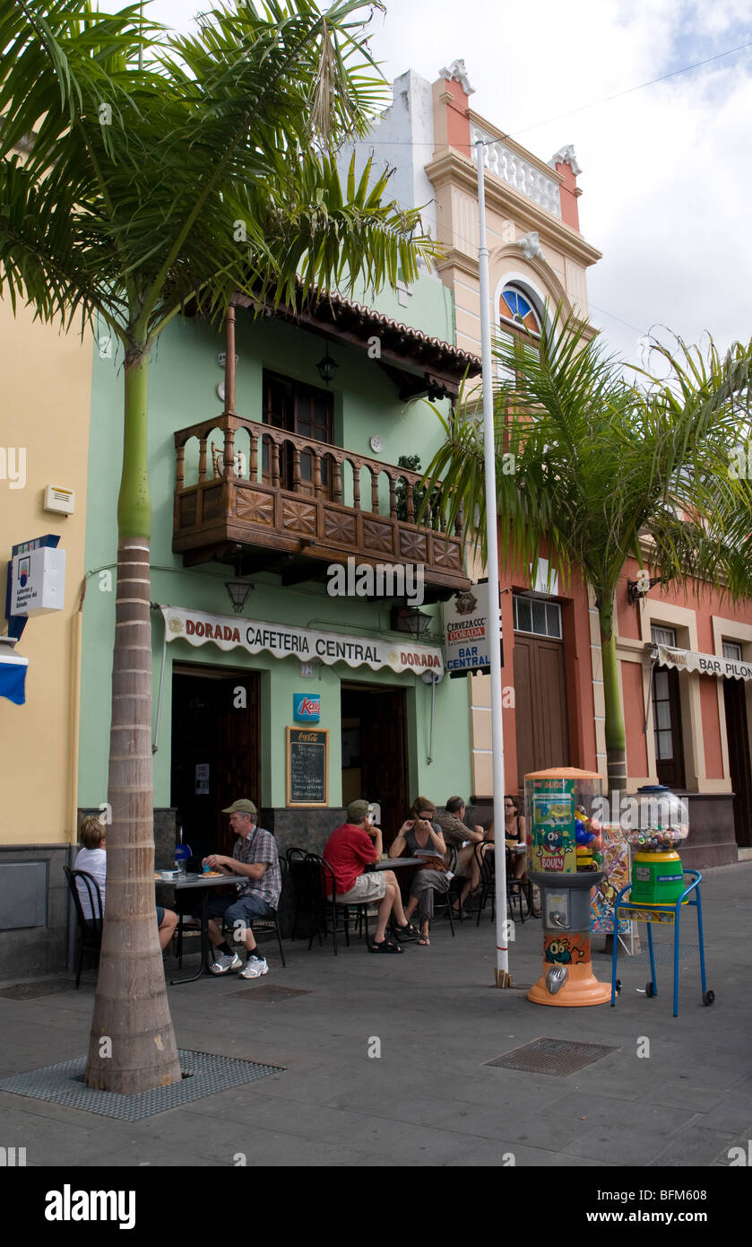 La gente in un bar in Tenerife Isole Canarie Foto Stock