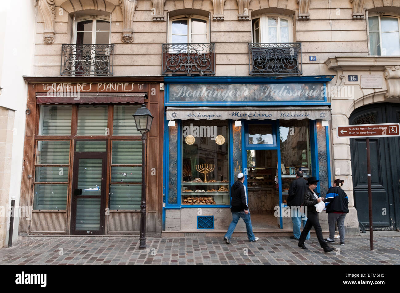 Boulangerie e pasticceria in rue des Rosiers, quartiere ebraico a Le Marais, Parigi Foto Stock