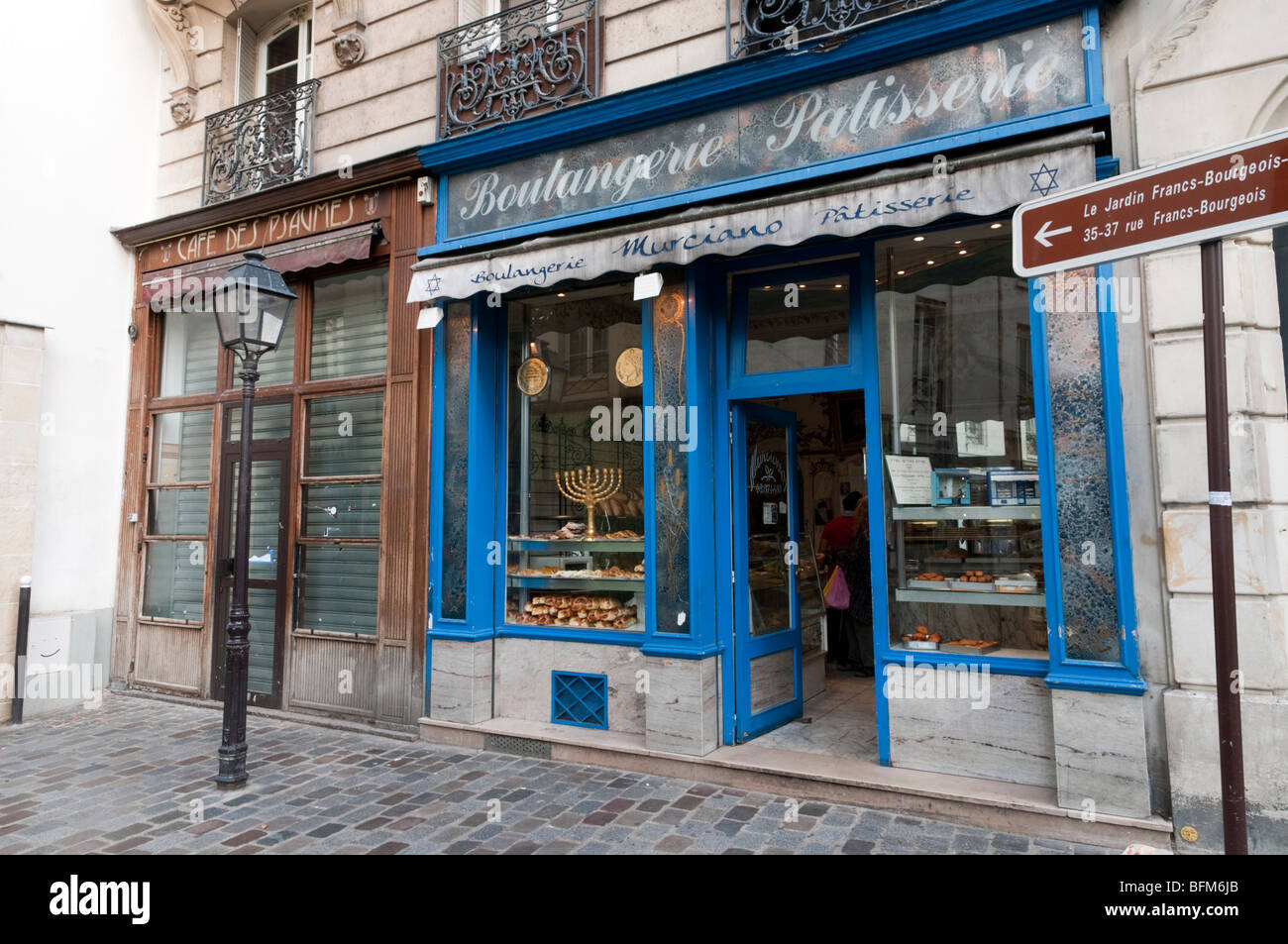 Boulangerie e pasticceria in rue des Rosiers, quartiere ebraico a Le Marais, Parigi Foto Stock