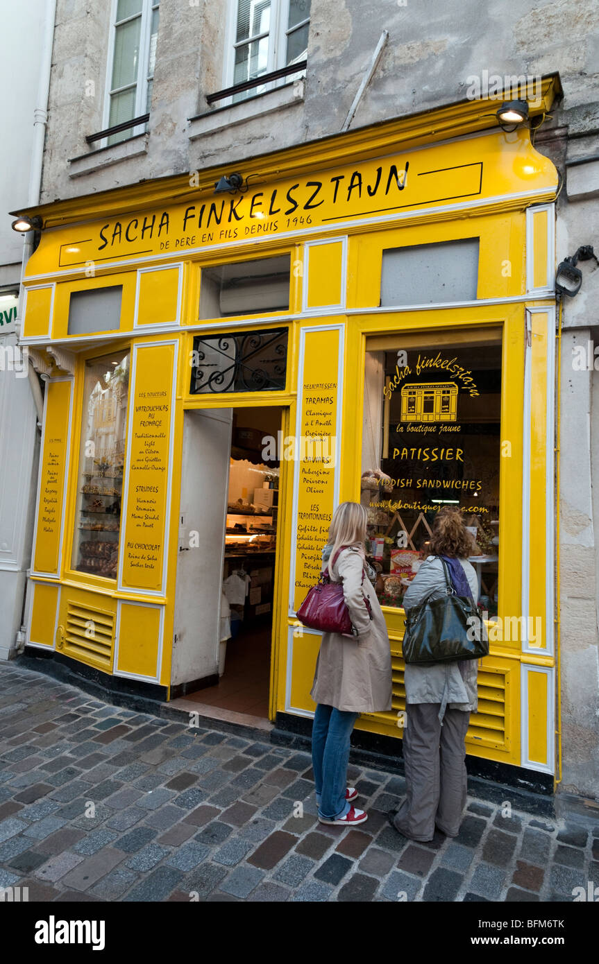 Negozio di alimentari in rue des Rosiers, quartiere ebraico di Le Marais, Paris, Francia Foto Stock