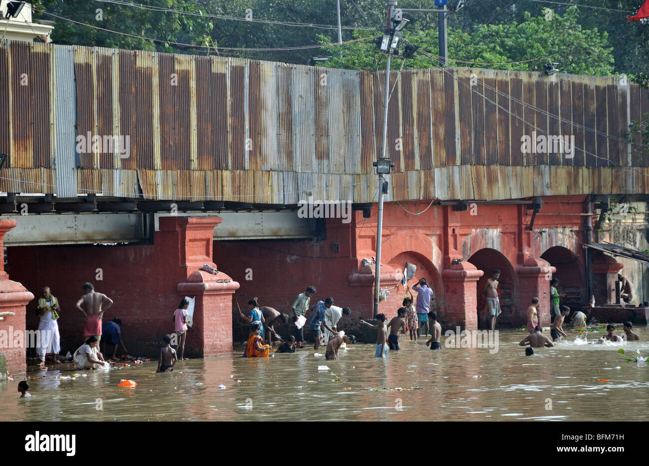 Lavaggio e nuotare nel Fiume Hooghly, o il Gange Kolkuta, West Bengal, India Foto Stock