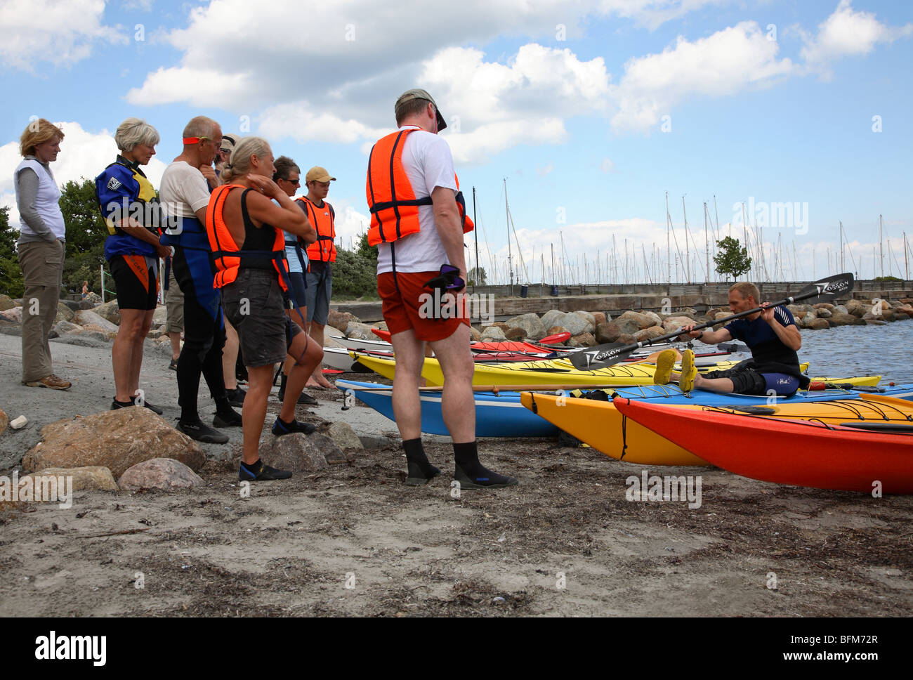 Weekend kayak scuola a Rungsted Kayak Club, Rungsted Kyst, Danimarca. Il kayak corretta corsa è dimostrato da un istruttore. Foto Stock