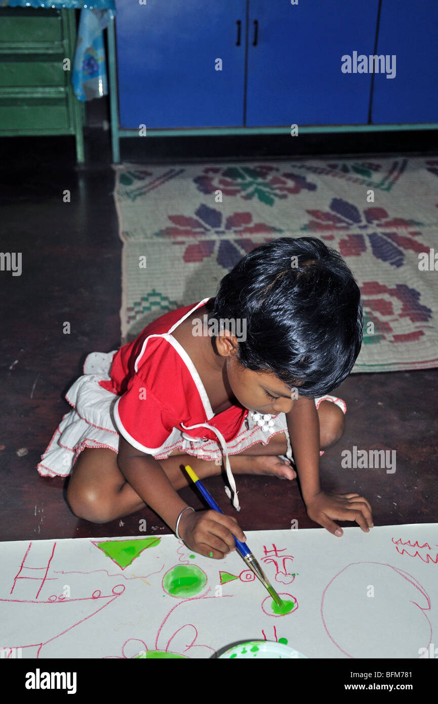 I bambini di una scuola Montessori in Rajarhat, West Bengal, India, prendendo parte ad un gruppo laboratorio di pittura Foto Stock