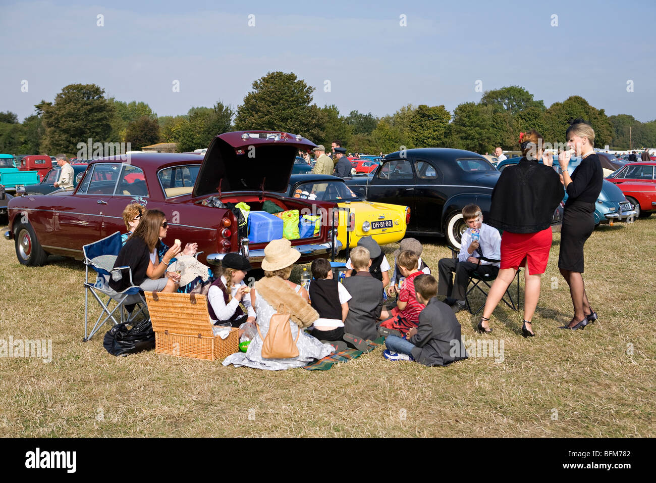 Famiglia avente un picnic al Goodwood, Chichester, West Sussex, in Inghilterra. Foto Stock
