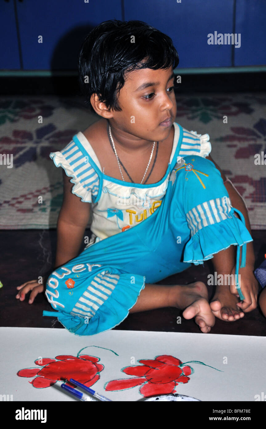 I bambini di una scuola Montessori in Rajarhat, West Bengal, India, prendendo parte ad un gruppo laboratorio di pittura Foto Stock