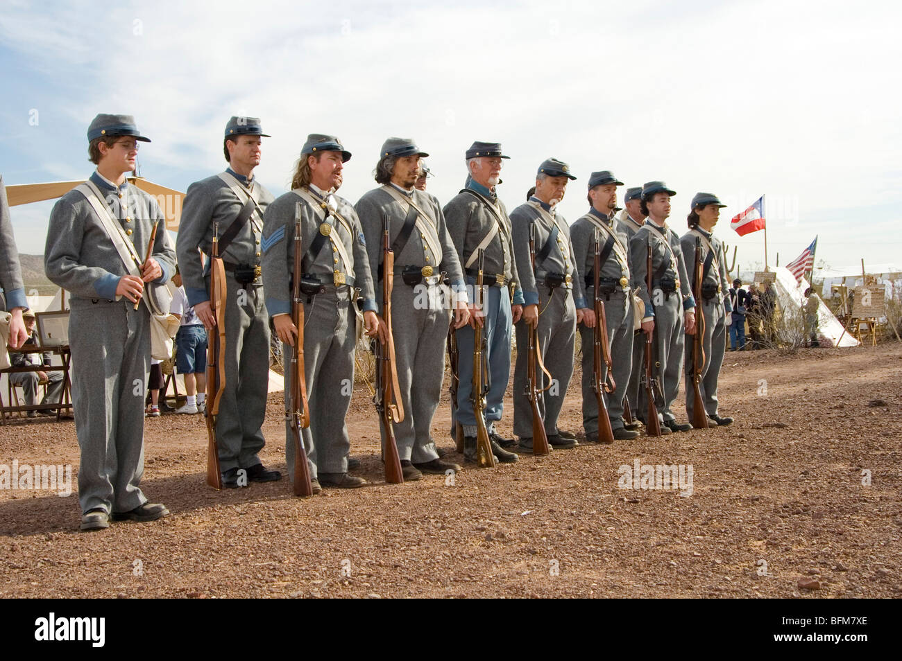 Truppe confederate ad una guerra civile rievocazione storica a picco Picacho parco statale, Arizona,Marzo 2007 Foto Stock