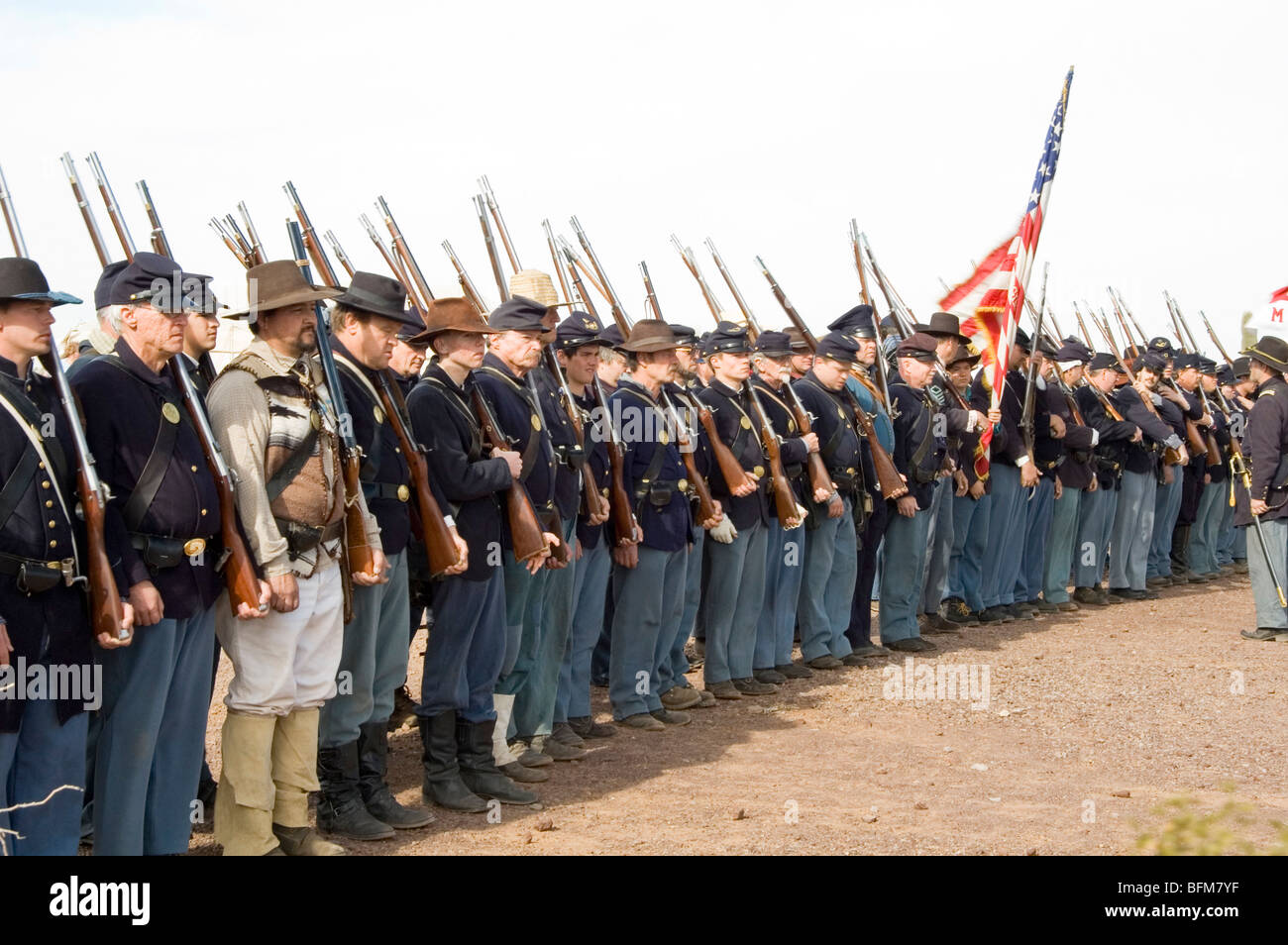 Unione truppe a attenzione durante una guerra civile rievocazione storica a picco Picacho parco statale, Arizona,Marzo 2007 Foto Stock