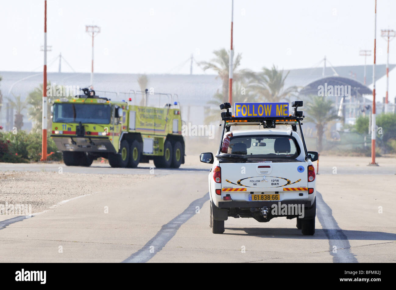 Israele, Ben-Gurion international airport follow me auto piani di guida nel loro parcheggio bay Foto Stock