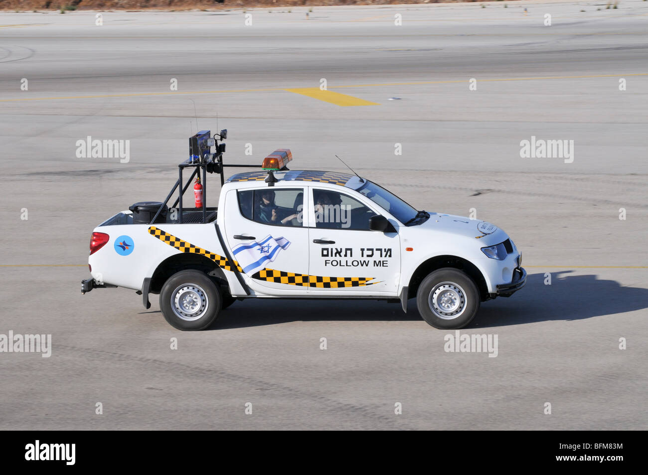 Israele, Ben-Gurion international airport follow me auto piani di guida nel loro parcheggio bay Foto Stock