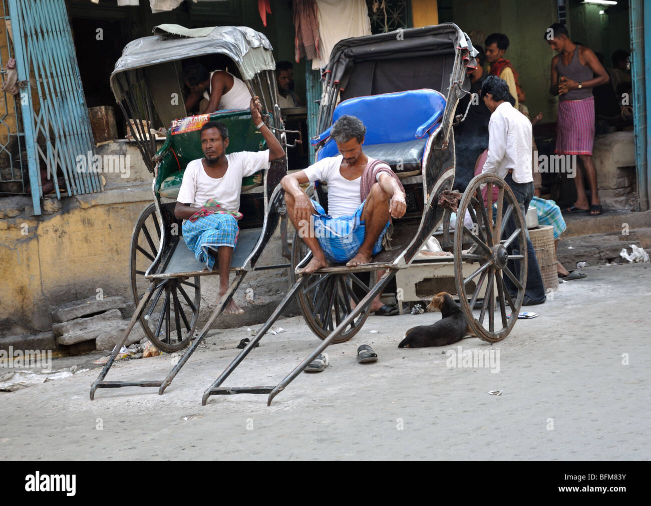 Tirata a mano rickshaws in attesa di clienti al Nuovo Mercato Kolkata (Calcutta) Foto Stock