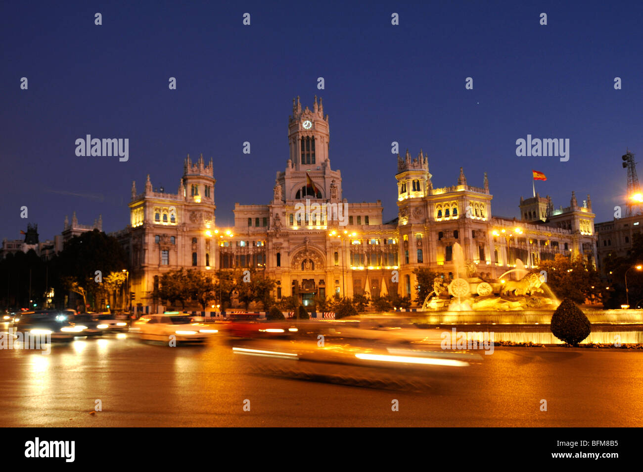 Plaza de Cibeles, uno di Madrid la più bella piazza con i neo-gotico palazzo dove si trova il municipio. Foto Stock