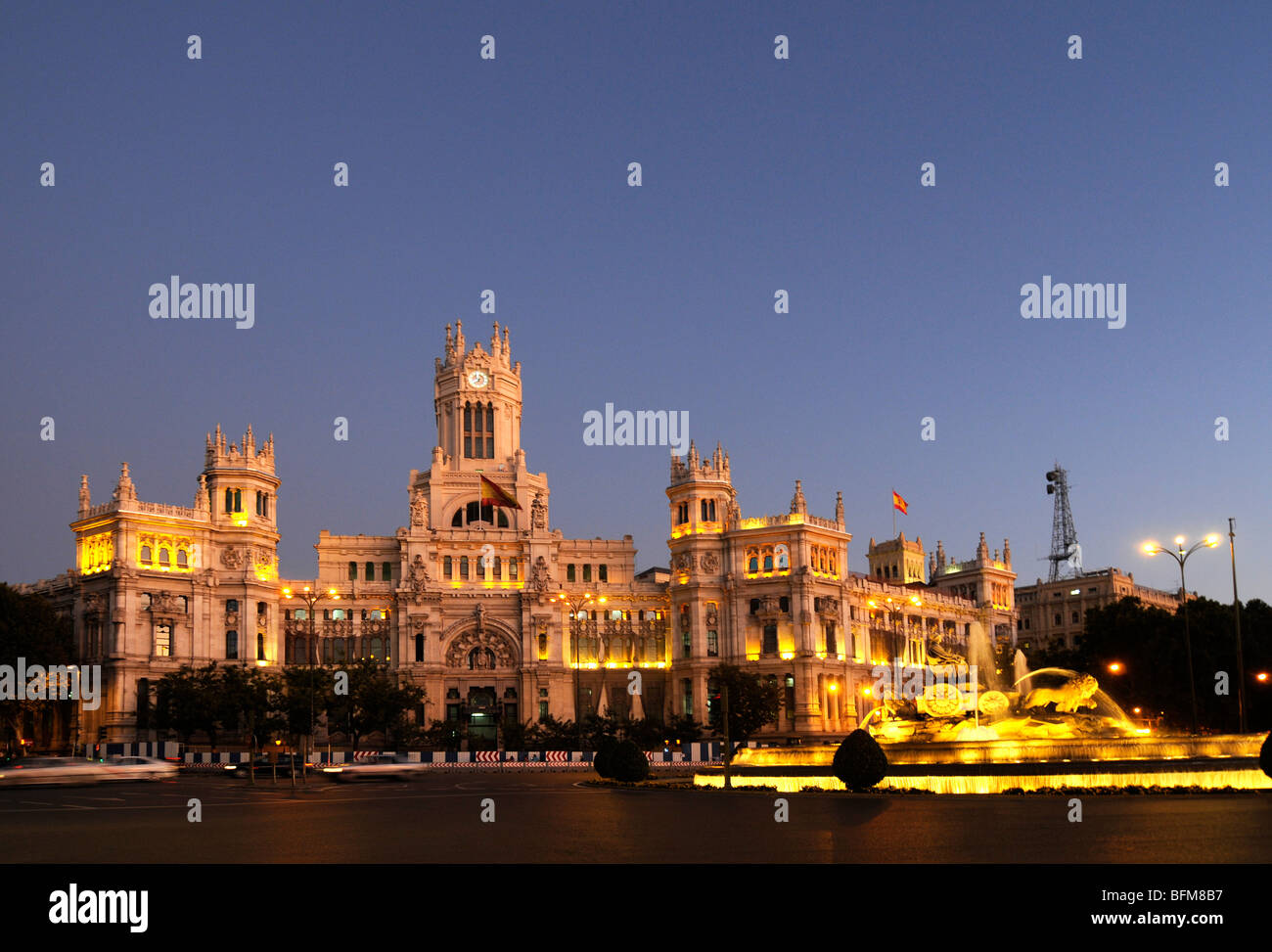 Plaza de Cibeles, uno di Madrid la più bella piazza con i neo-gotico palazzo dove si trova il municipio. Foto Stock
