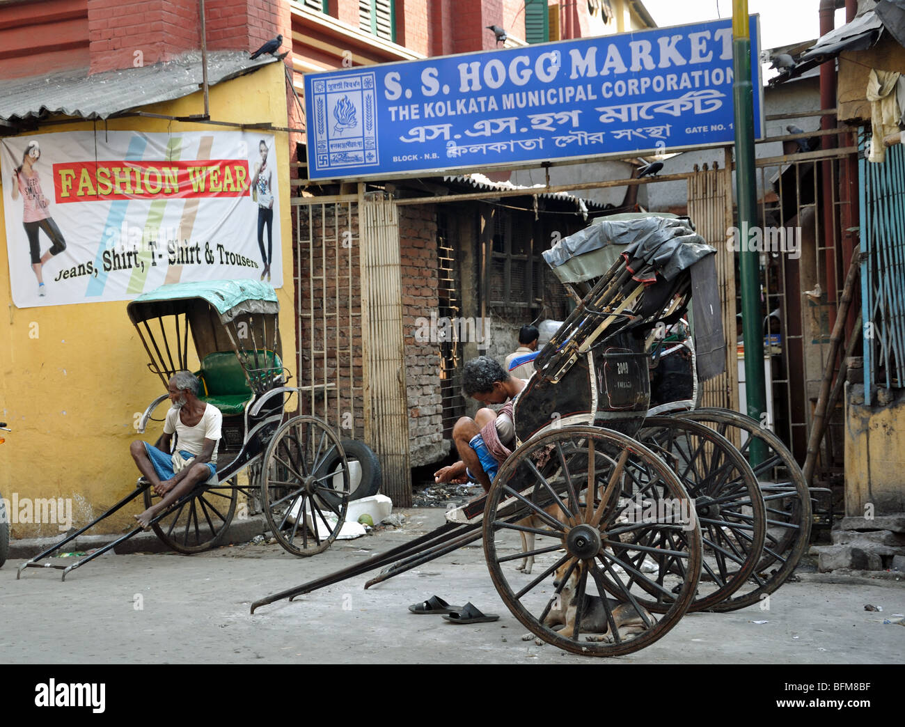 Tirata a mano rickshaws in attesa di clienti al Nuovo Mercato Kolkata (Calcutta) Foto Stock