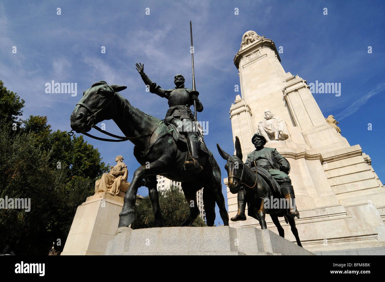 Una statua di Don Chisciotte sul suo cavallo, al Monumento per lo