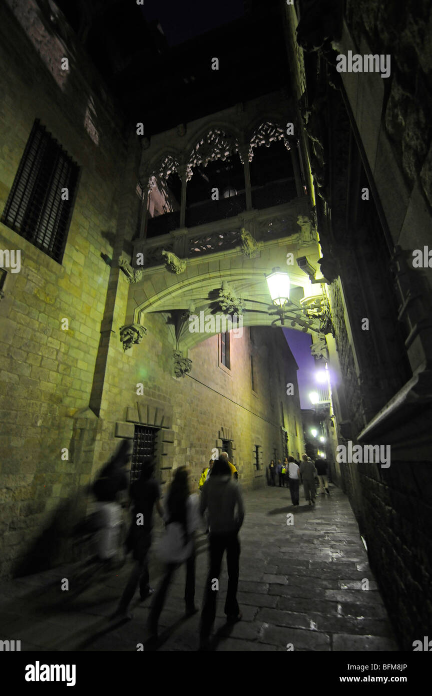 Il ponte gotico in Carrer del Bisbe nel Barri Gotic quartiere di Barcellona, Spagna Foto Stock