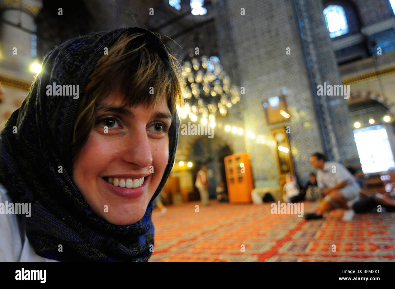 Un Western donna che indossa un velo islamico come lei visita una moschea di Istanbul. Foto Stock