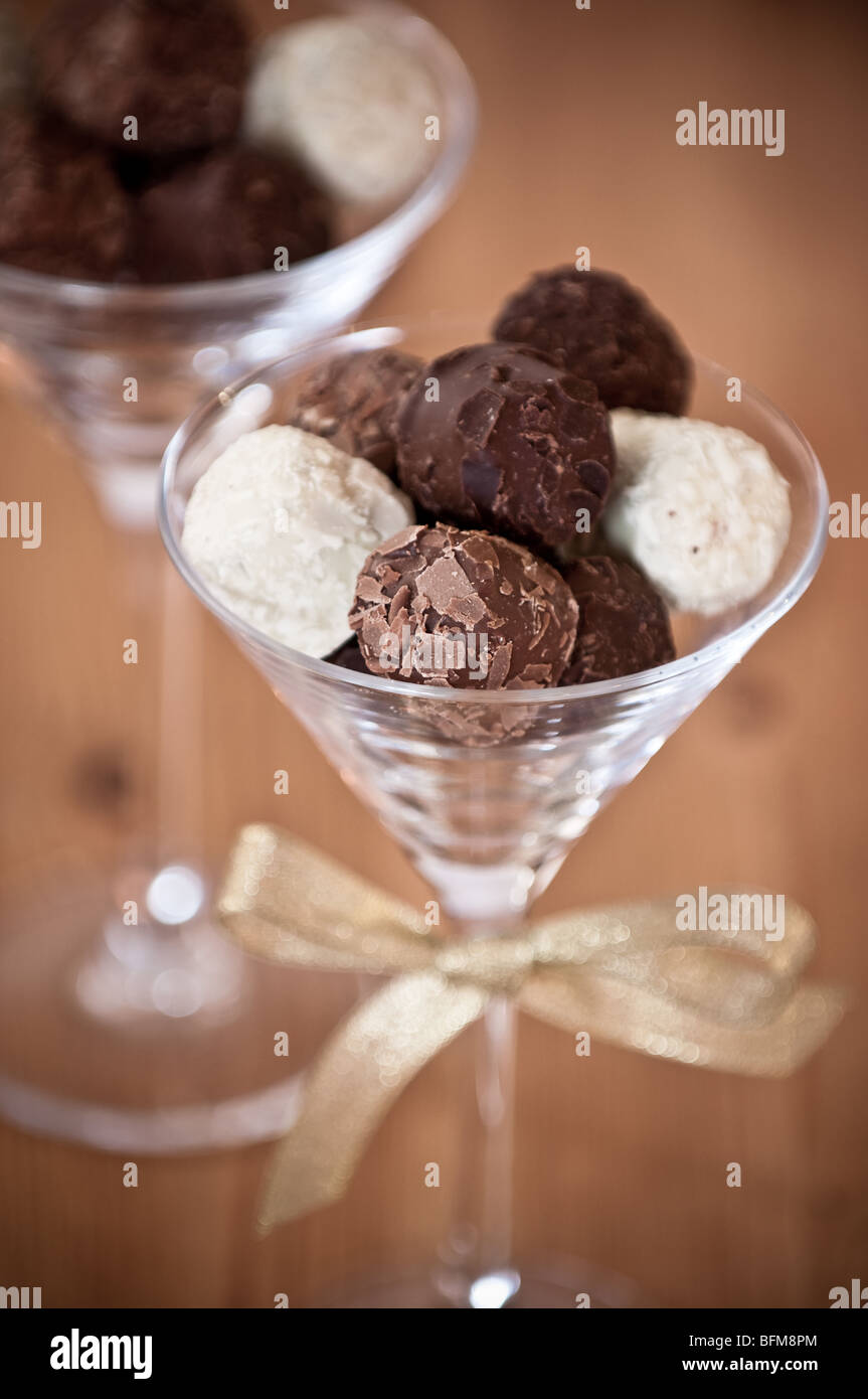 Champagne cioccolatini al tartufo nella coppetta Martini Foto Stock