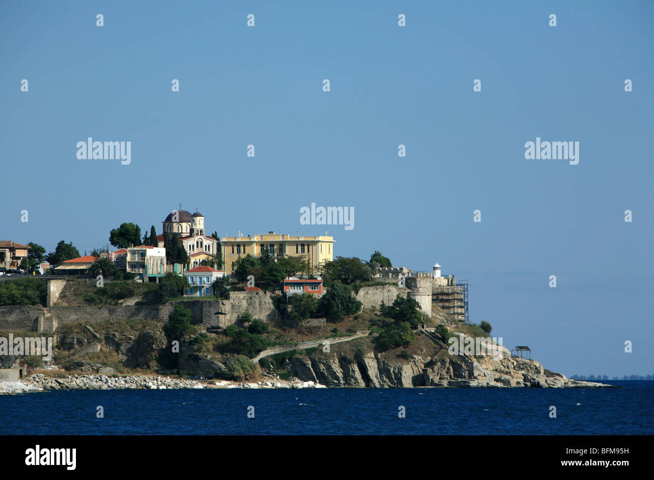 Ingresso al porto di Kavala Grecia istmo con il mare nel golfo al di là Foto Stock