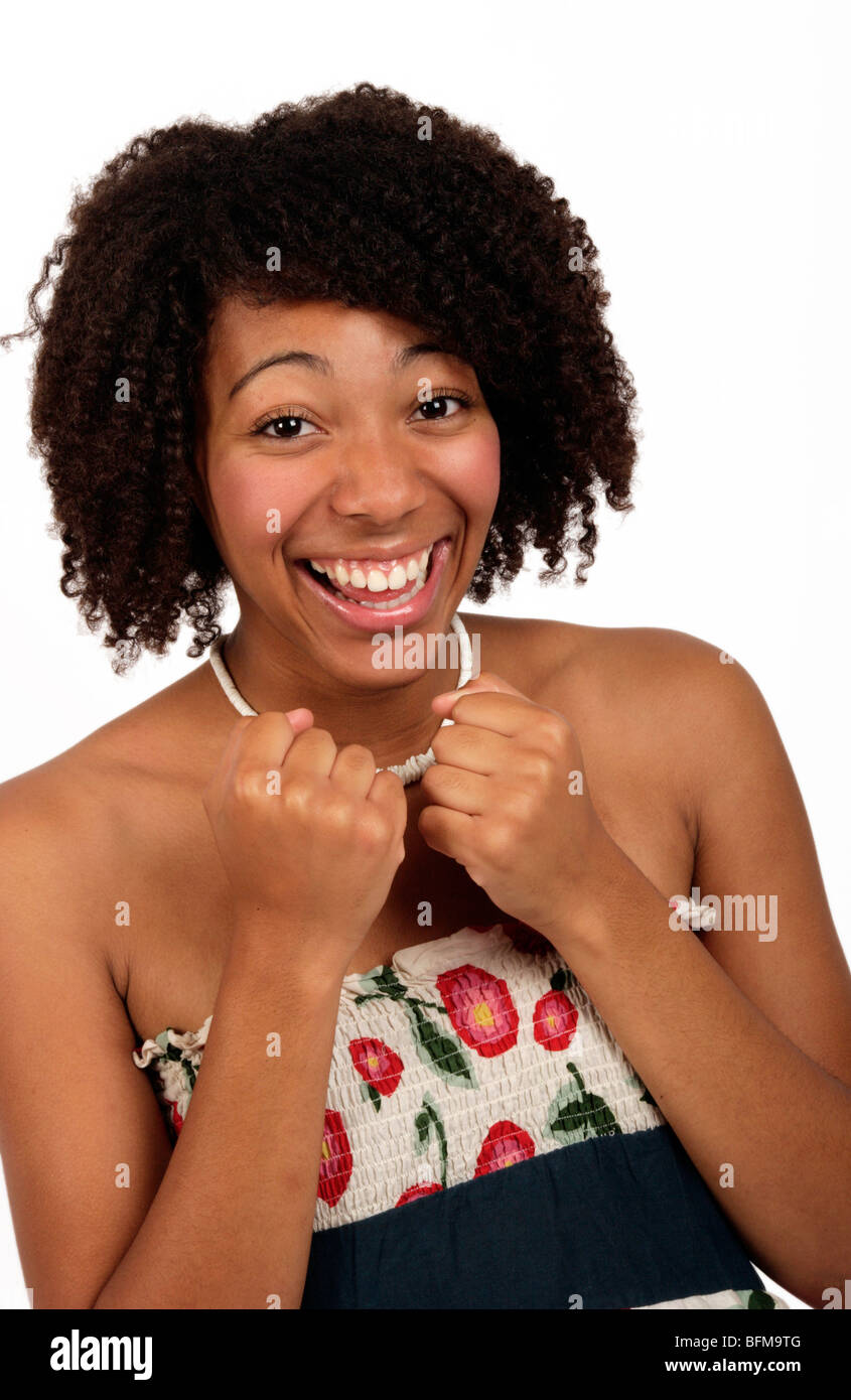 Giovani afro-caraibica azienda femmina i suoi pugni fino di fronte a lei in una simulazione di lotta Foto Stock