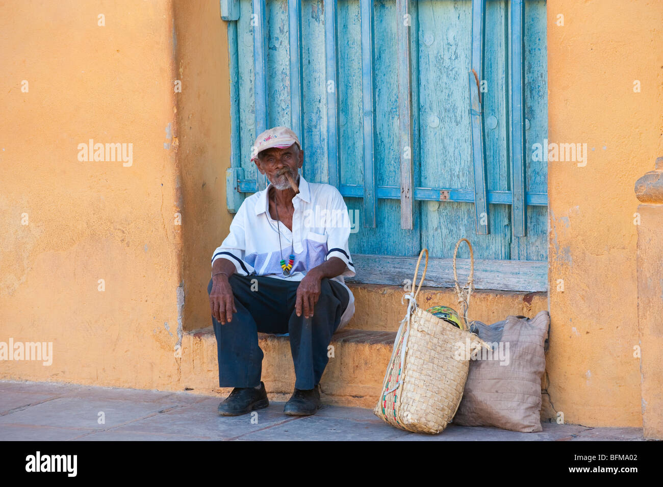 Il vecchio uomo di fumare il sigaro in Trinidad, Cuba Foto Stock