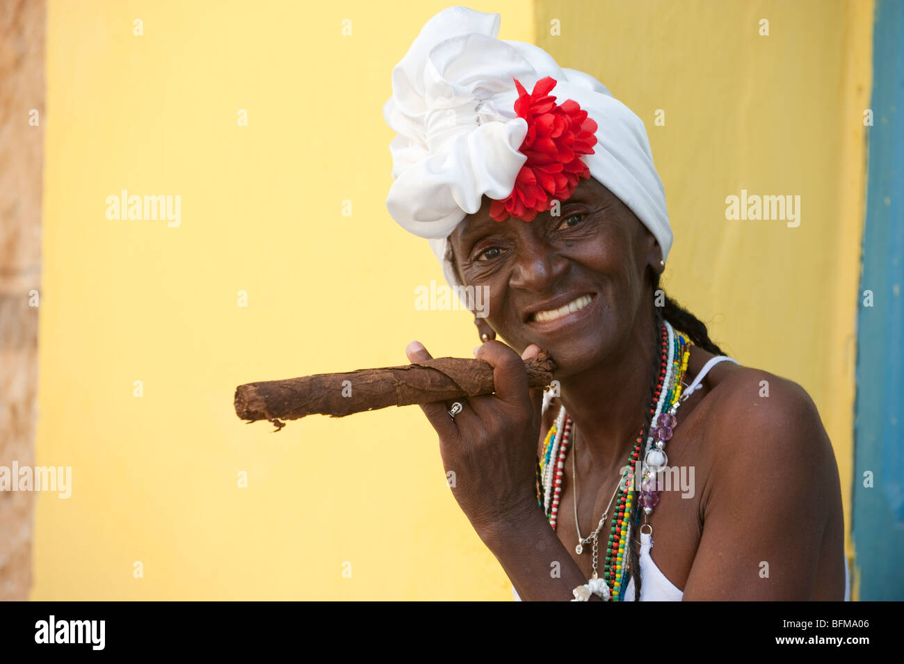 Donna fumatori di sigaro Habana Vieja, Cuba Foto Stock