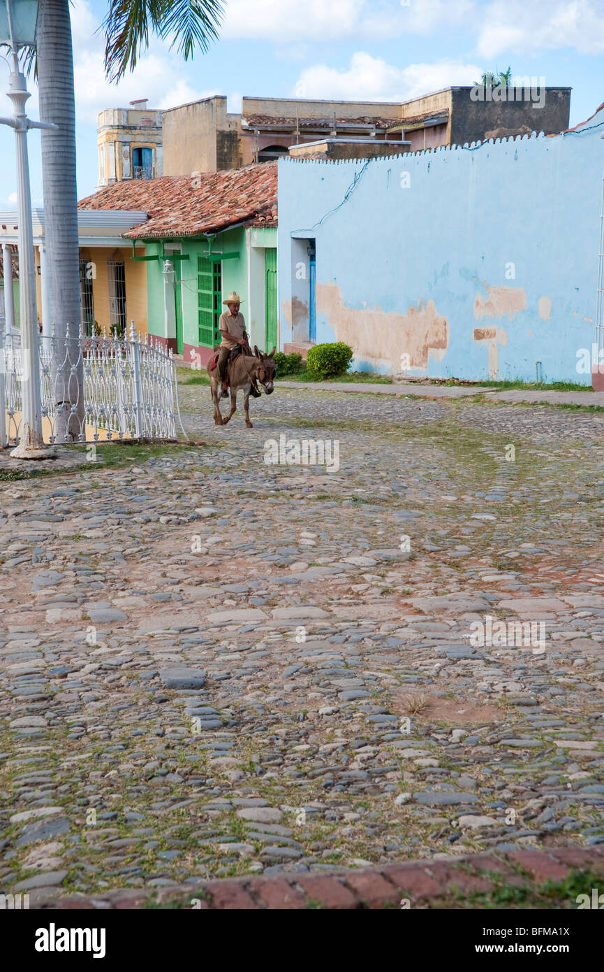 Il vecchio uomo che cavalca asino in Trinidad, Cuba Foto Stock