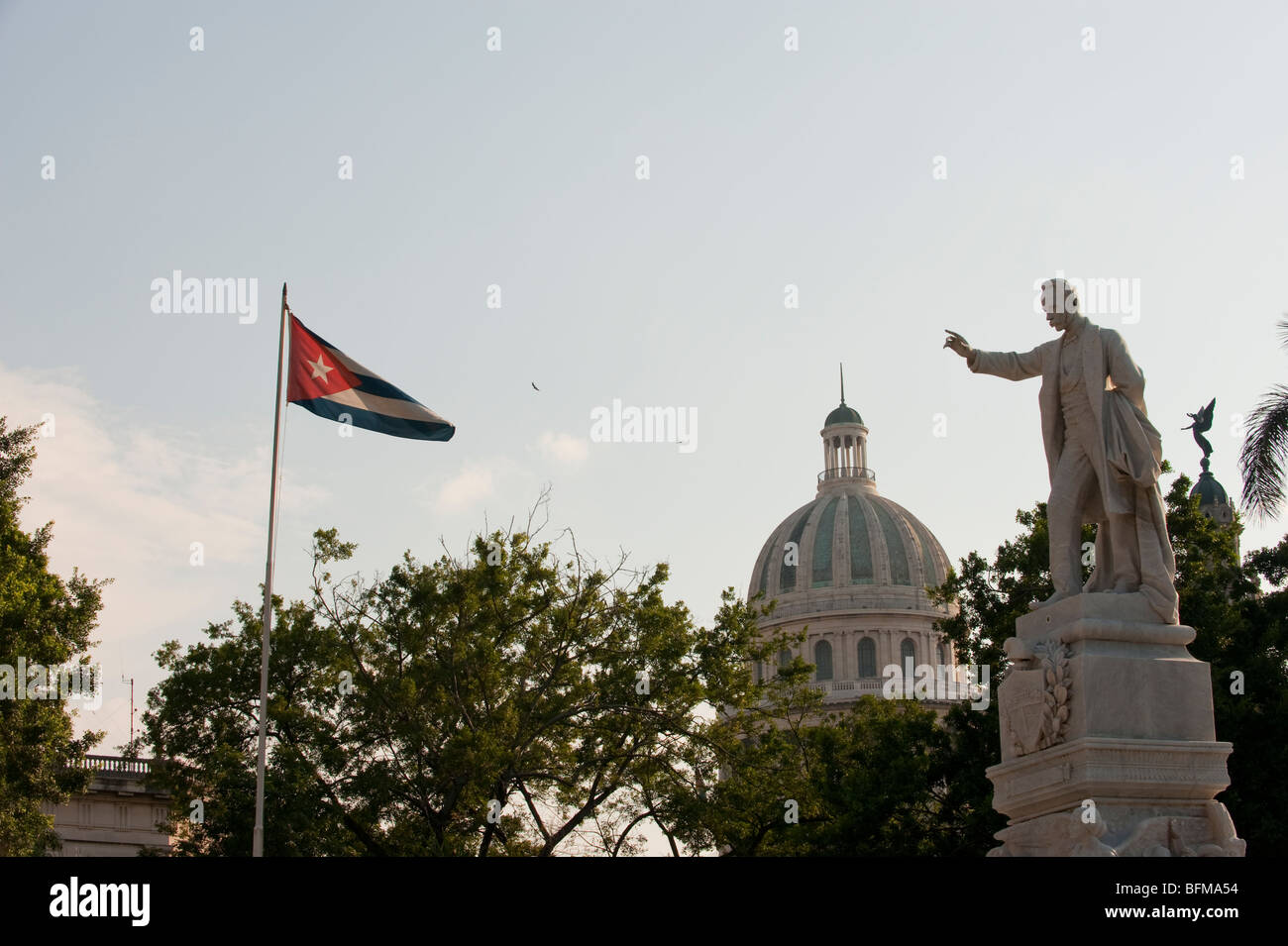 Vista da Jose Marti parco con statua di Martí, Capitol, Bandiera Cubana Foto Stock