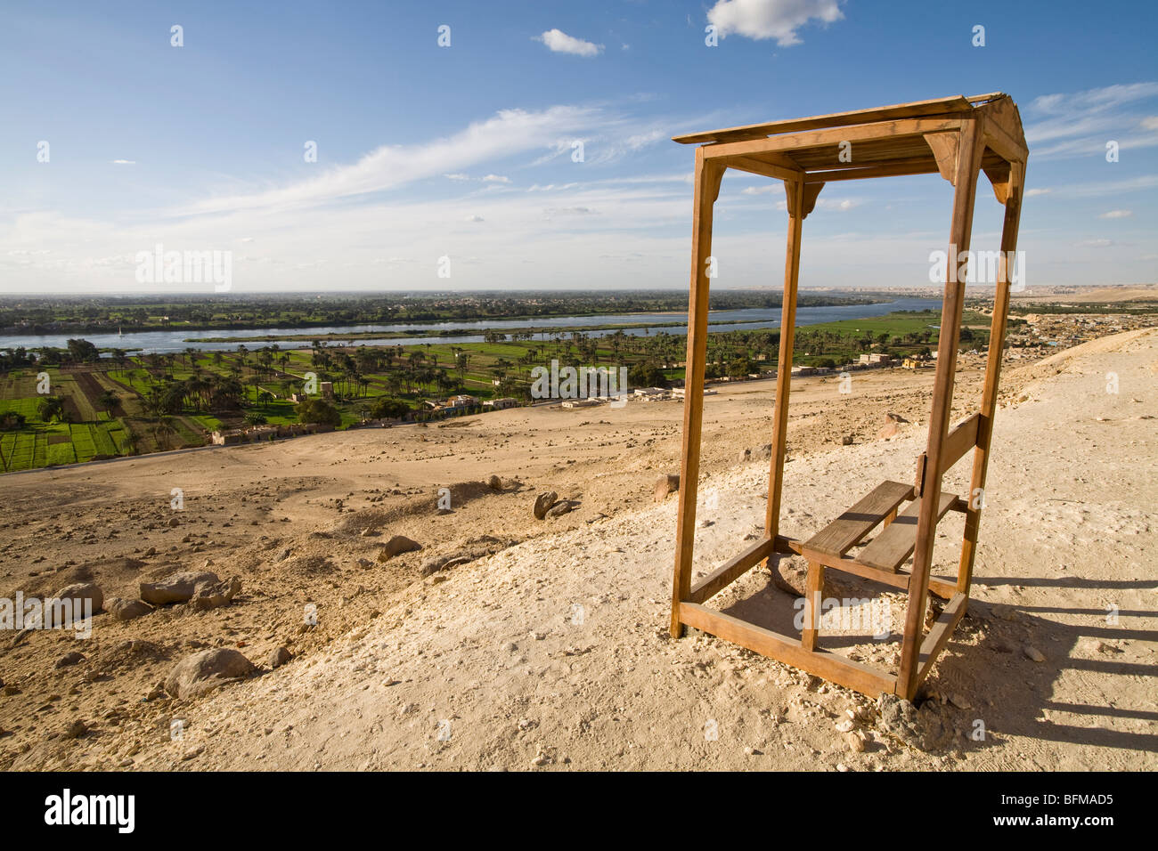 La Valle del Nilo e rifugio pendente presi dalla roccia tombe di Beni Hassan tra Minya e Mallawi, Medio Egitto Foto Stock