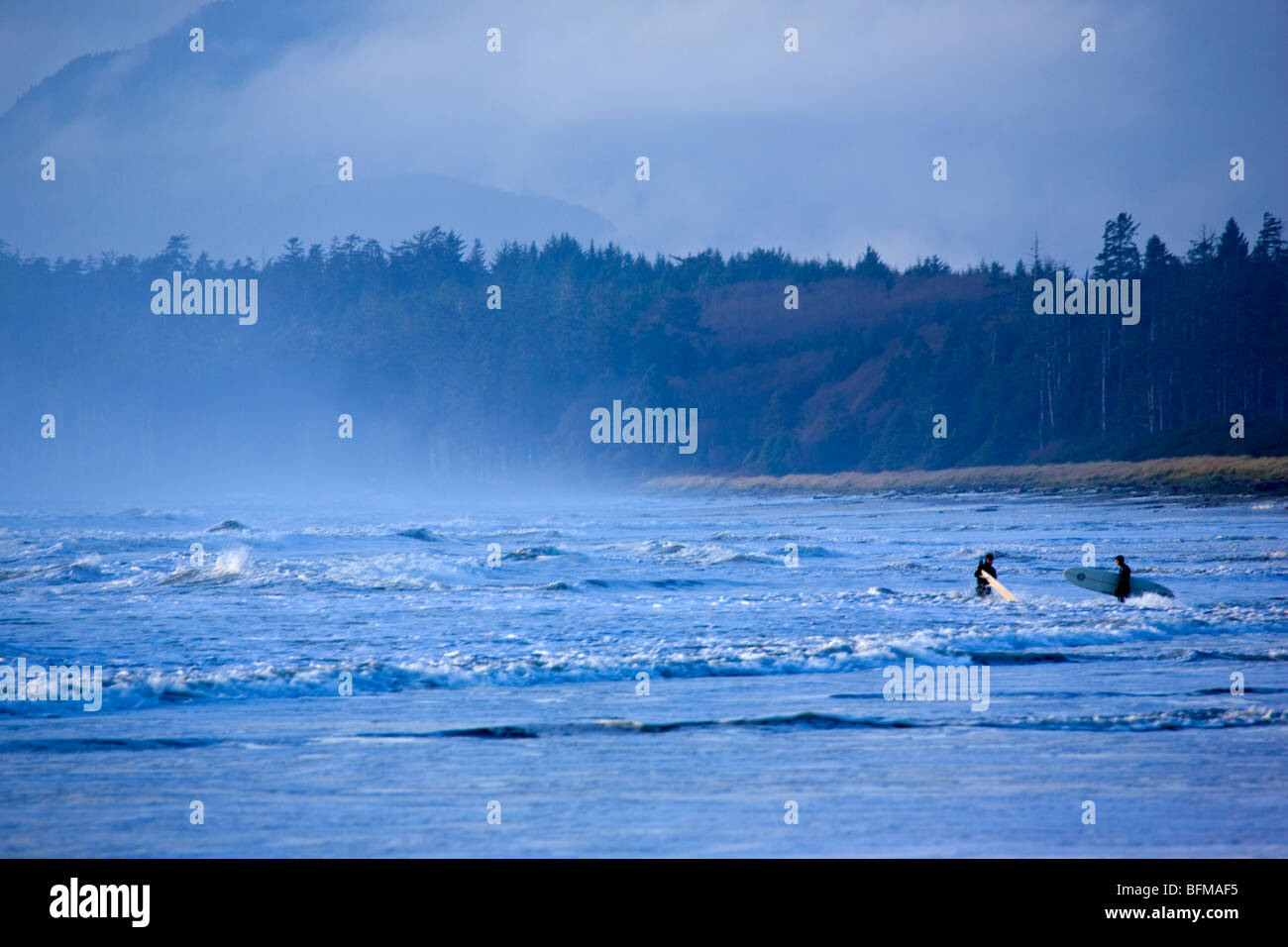 Tofino BC Canada Pacific Rim National Park, surfisti in onde Foto Stock