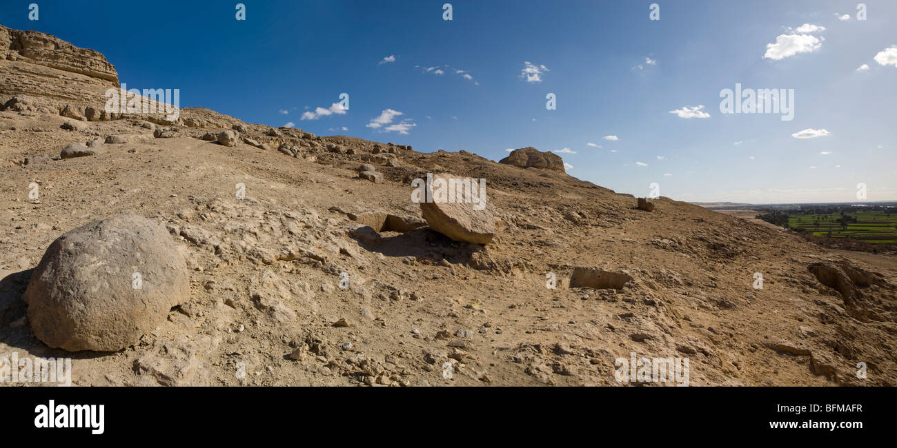 Scatto panoramico delle colline aride e massi presi dalla roccia tombe di Beni Hassan tra Minya e Mallawi, Medio Egitto Foto Stock