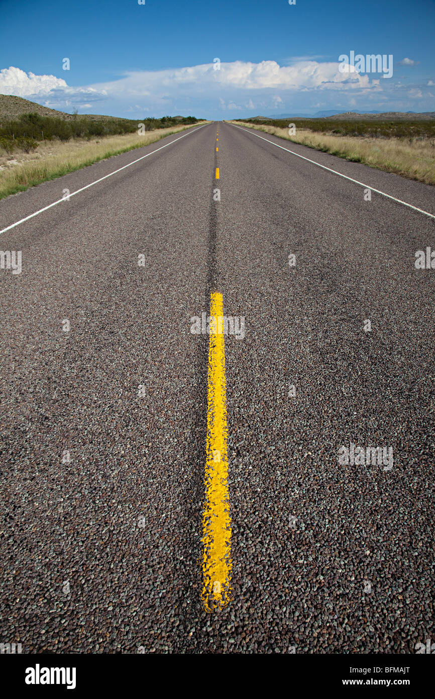 Strada vuota con la linea gialla Texas USA Foto Stock