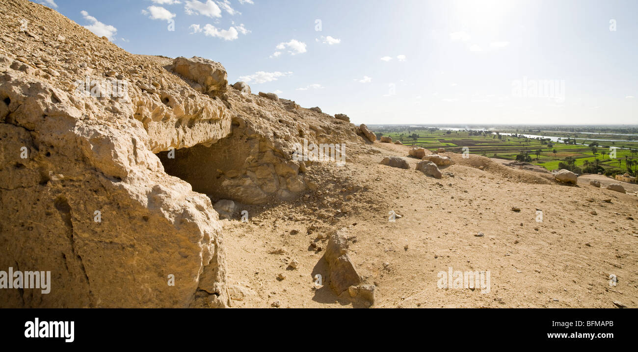 Vista panoramica della fertile pianura della valle del Nilo dalla roccia tombe di Beni Hassan tra Minya e Mallawi, Medio Egitto Foto Stock