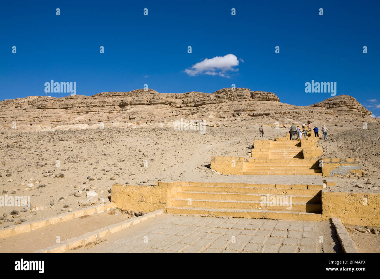 Le fasi che portano fino alla scogliera con la roccia tombe di Beni Hassan tra Minya e Mallawi, Medio Egitto Foto Stock