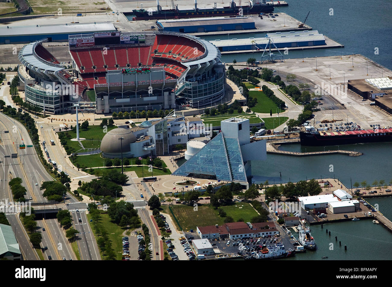 Vista aerea sopra al Cleveland Browns Stadium Rock and Roll Hall of Fame in Ohio Foto Stock