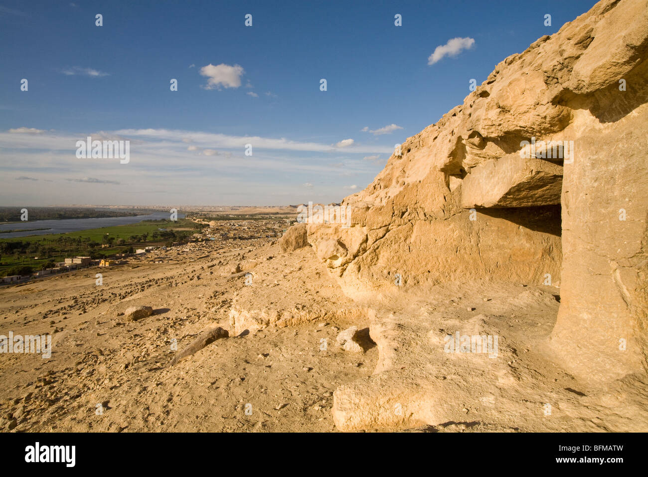 Vista dalla roccia tombe di Beni Hassan guardando verso il basso sulla fertile pianura e Nilo tra Minya e Mallawi, Medio Egitto Foto Stock