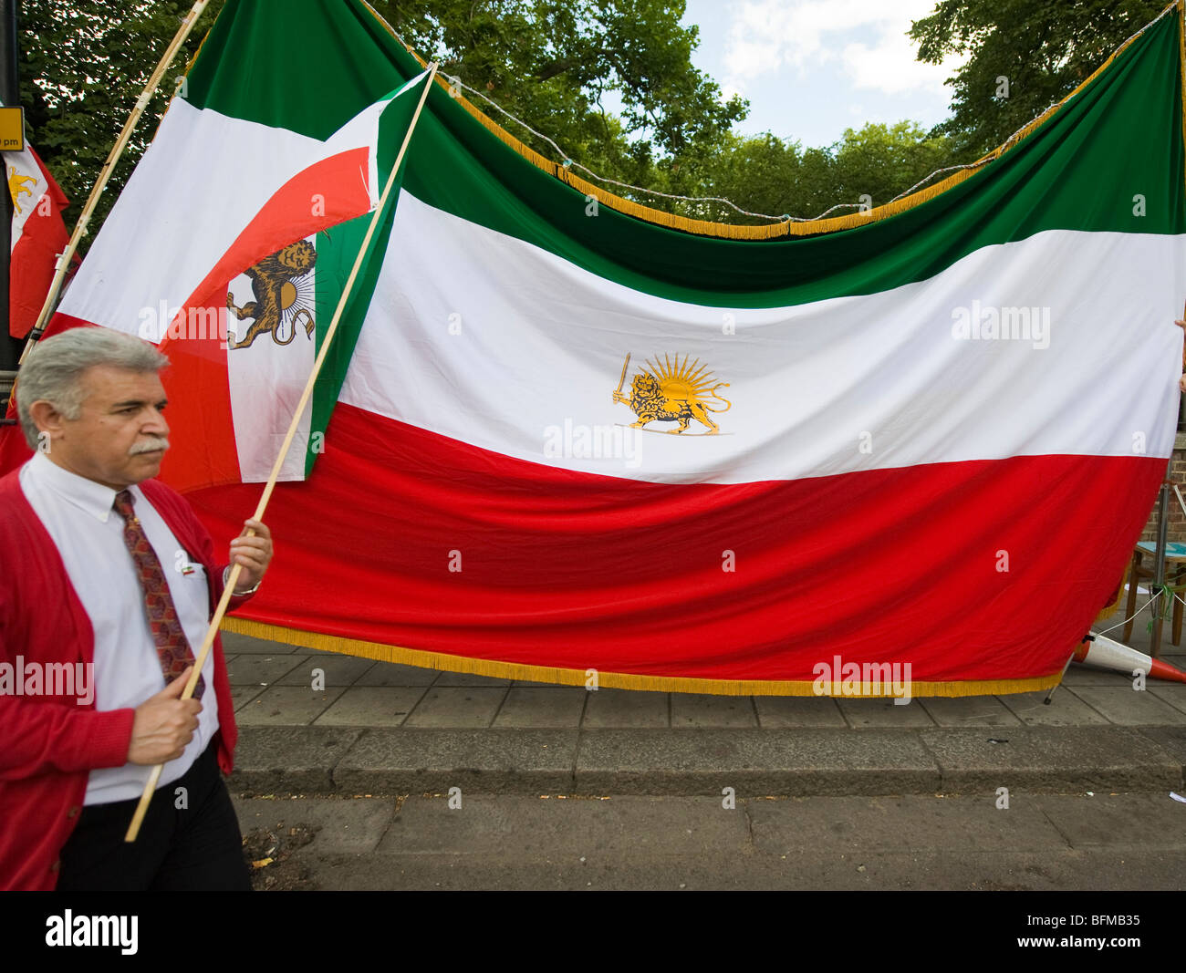 Uomo con una bandiera iraniana in segno di protesta contro i risultati del2009 iraniano elezione presidenziale di Londra Foto Stock