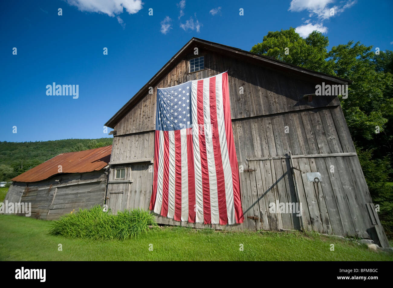 Bandiera americana su una casa colonica nella campagna del Vermont, USA Foto Stock